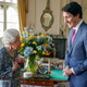 Imagen para el artículo titulado Esa foto viral de la reina Isabel dándole la mano a Justin Trudeau es totalmente falsa